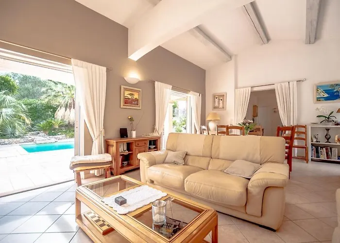 Villa For 9 People 15 Mins Walk From The Beaches And The Center Of Ste Maxime Sainte-Maxime