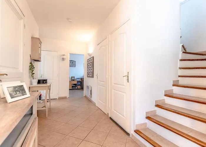 For 9 People 15 Mins Walk From The Beaches And The Center Of Ste Maxime Villa