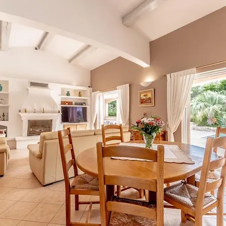 Villa For 9 People 15 Mins Walk From The Beaches And The Center Of Ste Maxime *