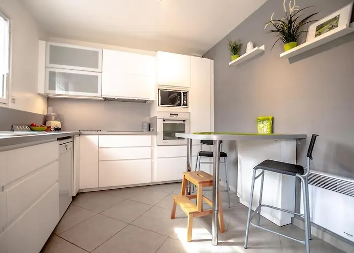 For 9 People 15 Mins Walk From The Beaches And The Center Of Ste Maxime Villa