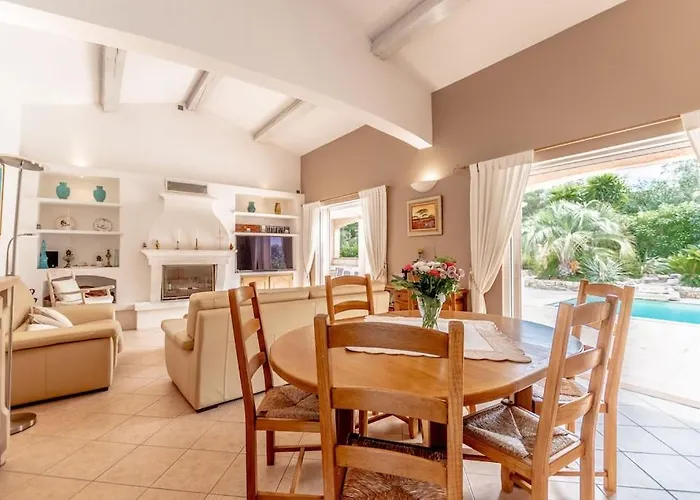 Villa For 9 People 15 Mins Walk From The Beaches And The Center Of Ste Maxime *