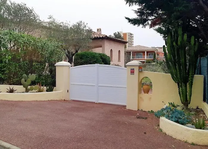 For 9 People 15 Mins Walk From The Beaches And The Center Of Ste Maxime Villa Sainte-Maxime