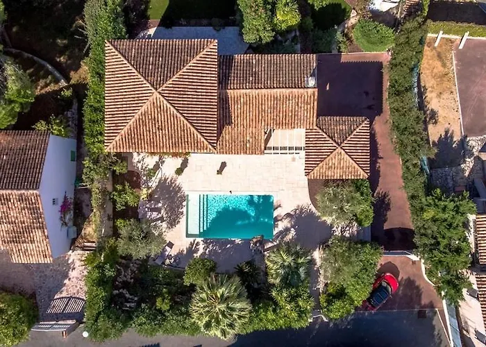 For 9 People 15 Mins Walk From The Beaches And The Center Of Ste Maxime Villa